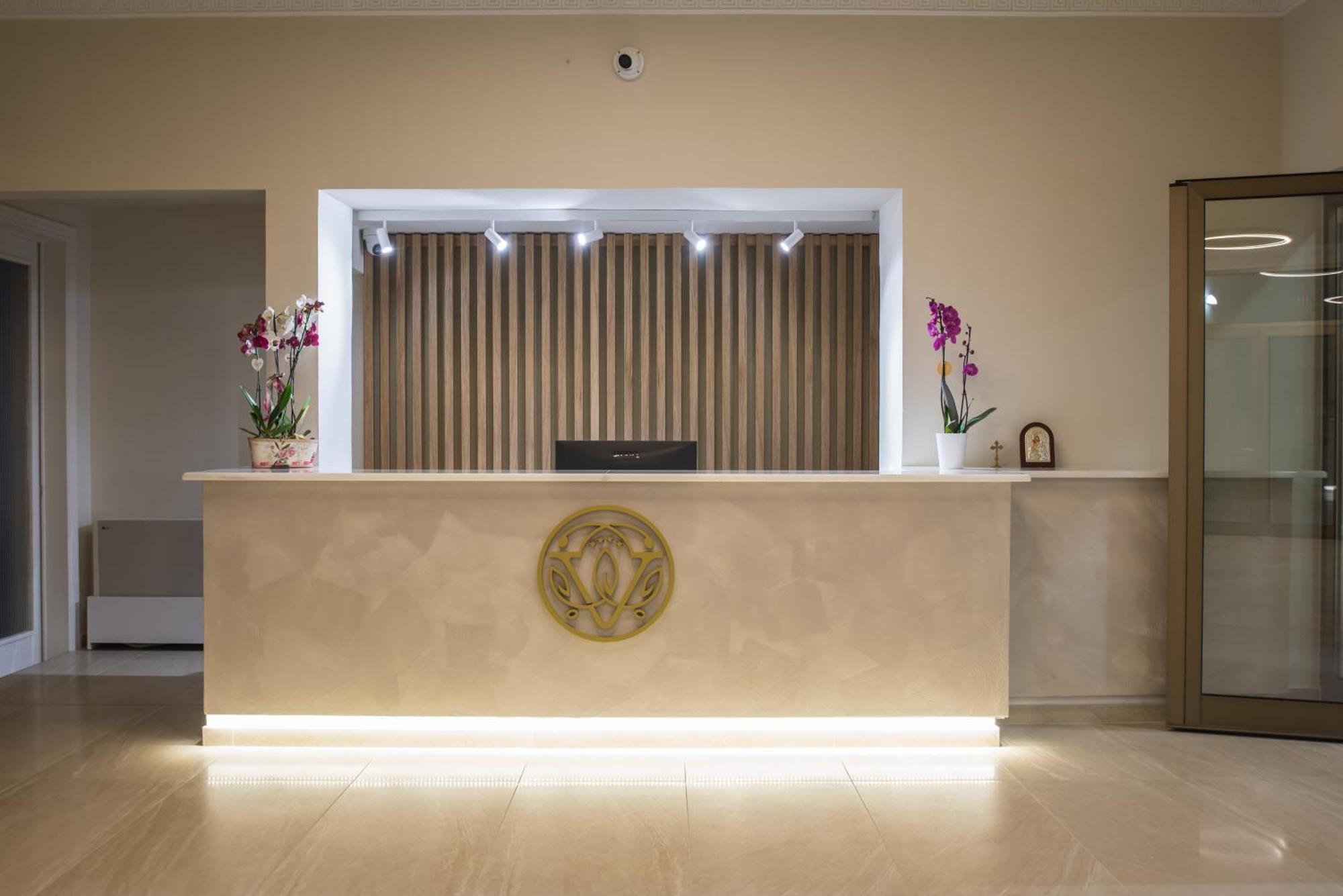 V Hotel Delphi Bagian luar foto